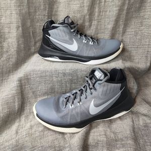 nike versatile Silver And Black Size 8.5